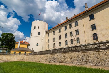 Yaz günü Riga şatoda