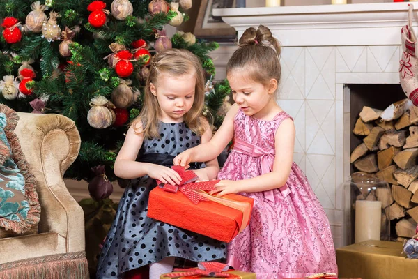 Дві маленькі дівчата з різдвяним подарунком — стокове фото