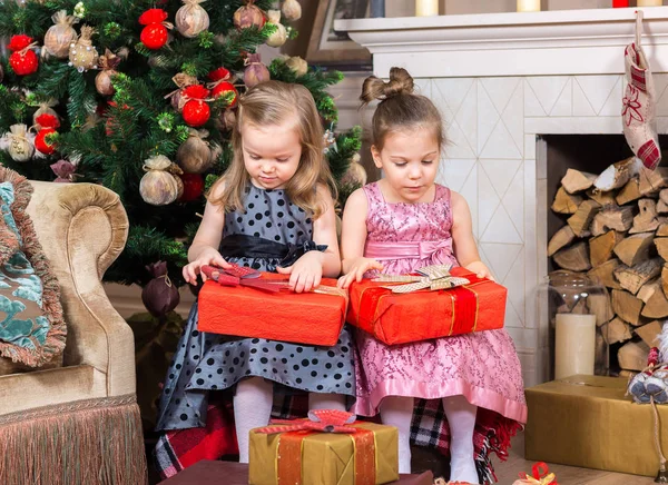 Two little girls with Christmas present — Stock Photo, Image