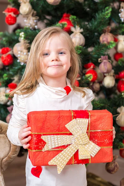 Meisje met kerstcadeau — Stockfoto