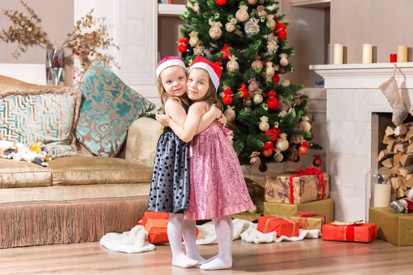 Two little girls with Christmas present — Stock Photo, Image