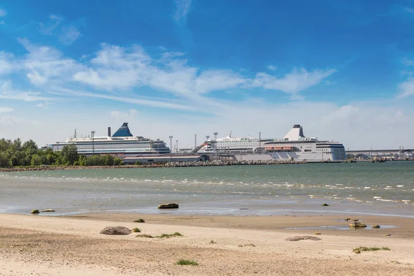 Modernes Kreuzfahrtschiff in Riga — Stockfoto