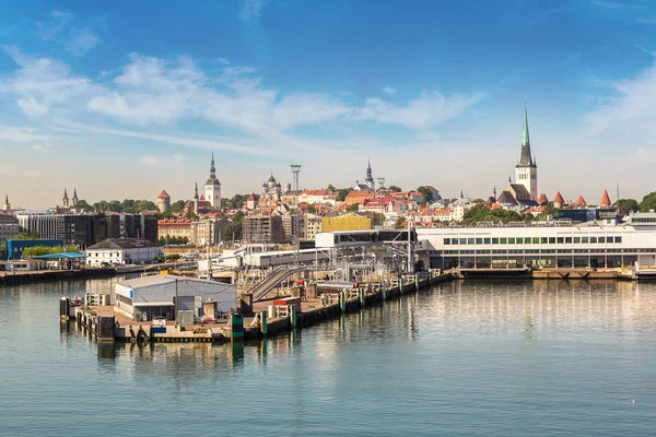 Tallinns färjehamn i sommar — Stockfoto