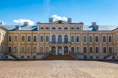 Yaz günü sarayda Rundale