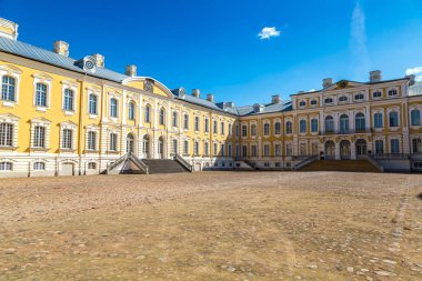 Yaz aylarında Rundale Sarayı