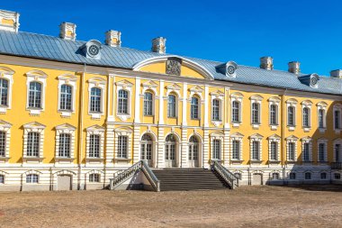 Yaz aylarında Rundale Sarayı