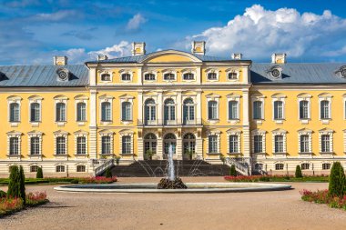 Yaz günü sarayda Rundale