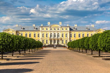 Güzel bir gün sarayda Rundale