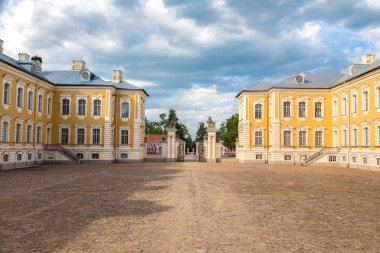 Rundale Sarayı'nın ana giriş