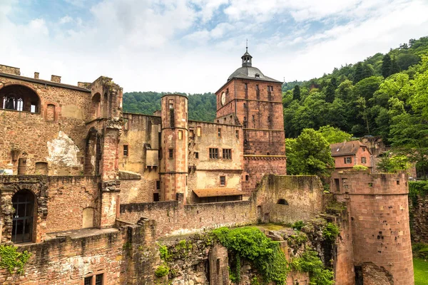 Castelo em belo dia de verão — Fotografia de Stock