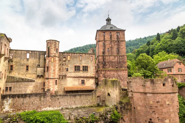 Castelo em belo dia de verão — Fotografia de Stock