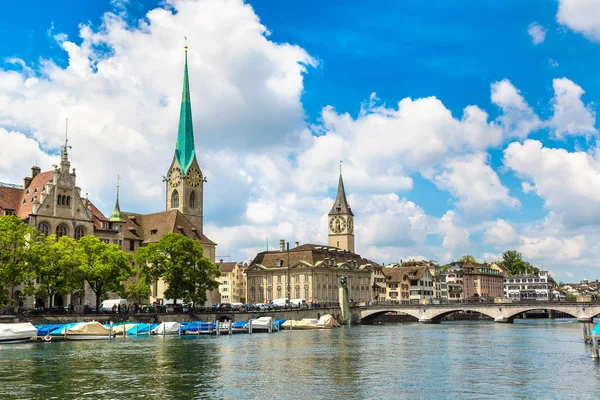 Cattedrale nel centro storico di Zurigo — Foto Stock