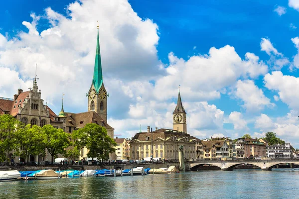 Zürih'in tarihi bölümünde Katedrali — Stok fotoğraf