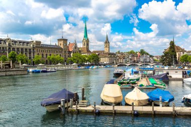 Yaz günü saat kulesi