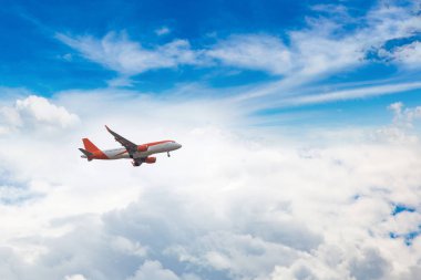 uçağın içinde bulutlu gökyüzü