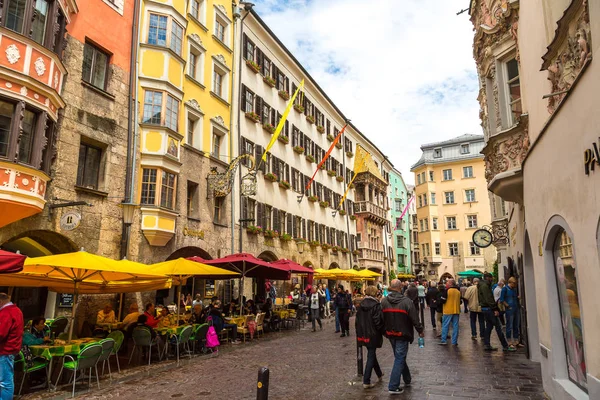 Calle en la parte histórica de Innsbruck — Foto de Stock