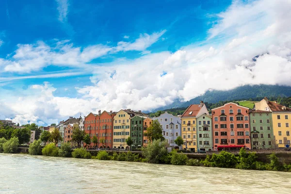 Kleurrijke gebouwen in Innsbruck — Stockfoto