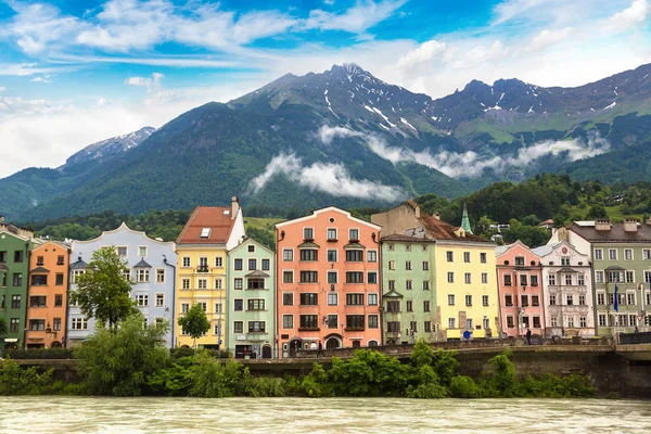 Barevné budovy v Innsbrucku — Stock fotografie