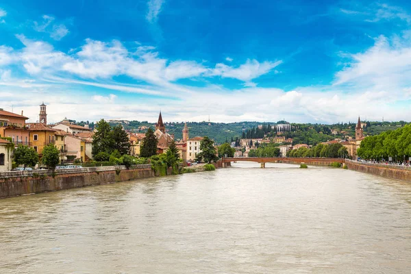 Verona az Adige-folyó — Stock Fotó