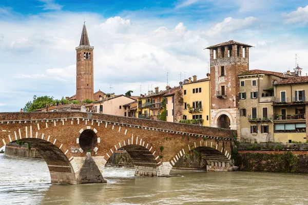 Brücke Ponte di Pietra in Verona — Stockfoto
