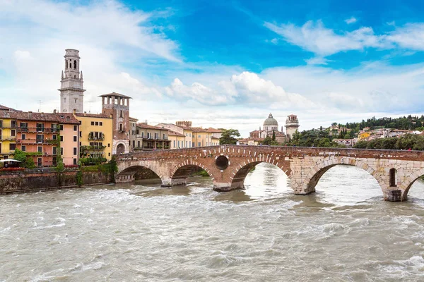 Bridge Ponte di Pietra in Verona — Stockfoto