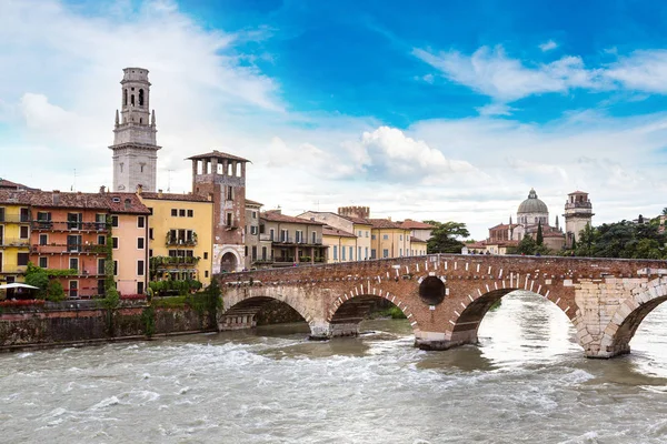 Bridge Ponte di Pietra in Verona — Stock Photo, Image