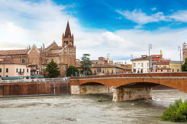 Adige fluss in verona — Stockfoto