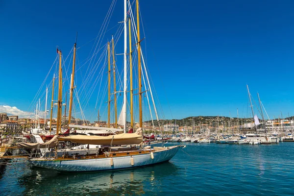 Cannes kikötőben lehorgonyzott jachtok — Stock Fotó