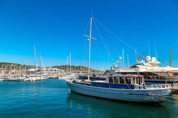 Yacht ancorati nel porto di Cannes — Foto Stock