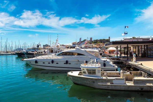 Yates anclados en Cannes puerto — Foto de Stock