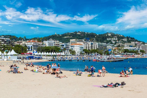 Mensen op beach in Cannes — Stockfoto