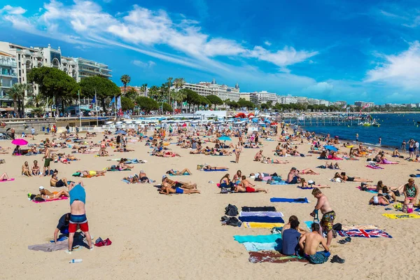 Pessoas na praia em Cannes — Fotografia de Stock