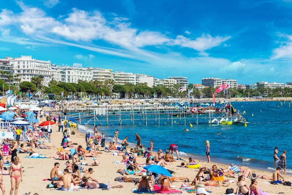 Gente en la playa en Cannes — Foto de Stock