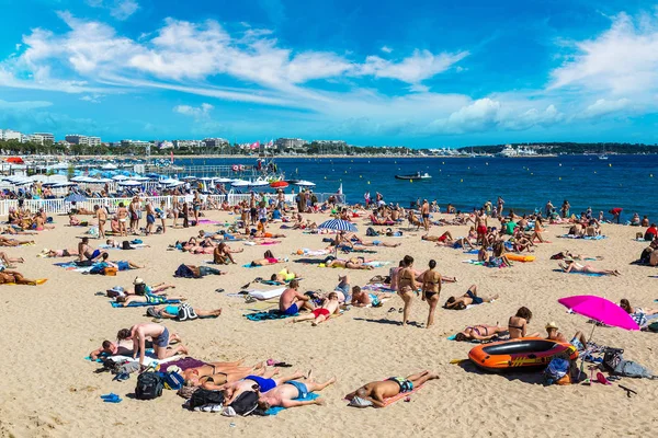 Mensen op beach in Cannes — Stockfoto