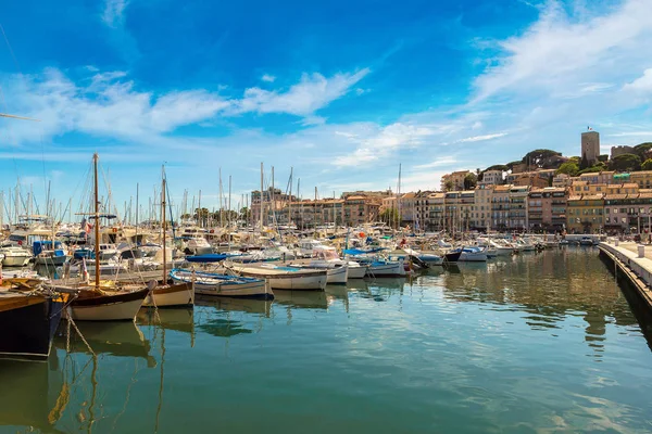 Ukotvené jachty v přístavu Cannes — Stock fotografie