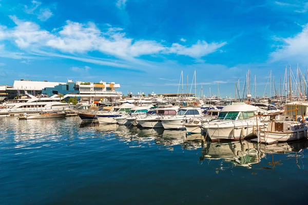 Yates anclados en Cannes puerto — Foto de Stock