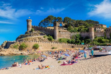 Tossa de Mar ve kale kumsalda
