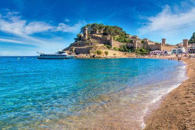 Tossa de Mar ve kale kumsalda