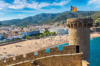 Tossa de Mar ve kale kumsalda