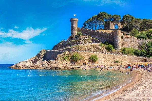 Tossa de Mar ve kale kumsalda — Stok fotoğraf