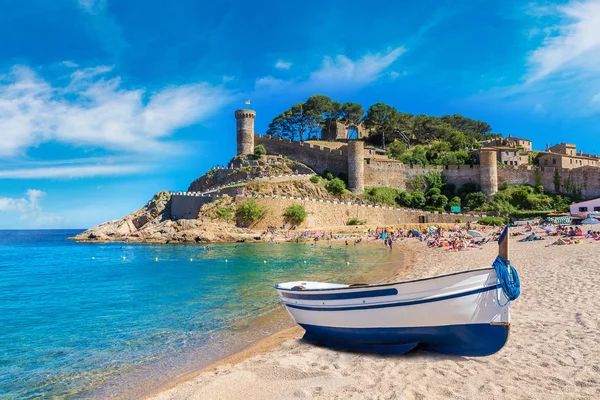 Playa en Tossa de Mar y fortaleza — Foto de Stock