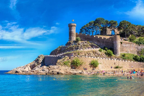 Stranden i Tossa de Mar och fästning — Stockfoto