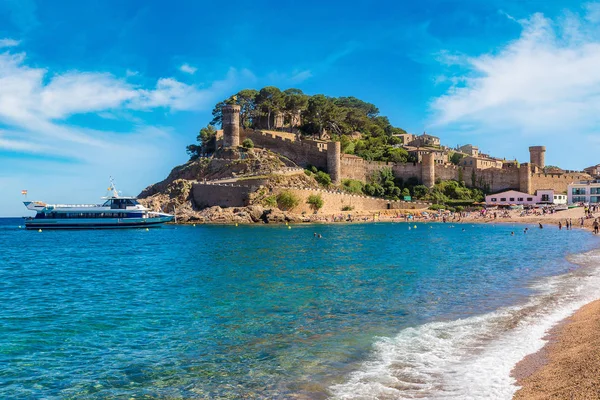 Playa en Tossa de Mar y fortaleza — Foto de Stock