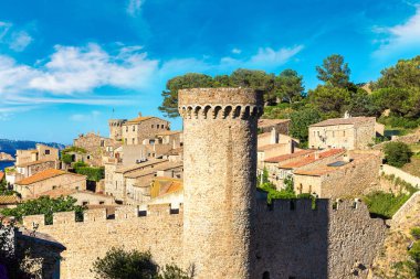 Tossa de Mar plaj üzerinde kale 