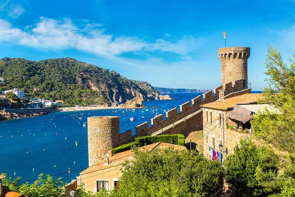 Playa en Tossa de Mar y fortaleza — Foto de Stock