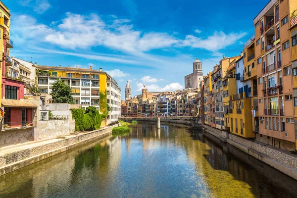 Kleurrijke huizen in girona — Stockfoto