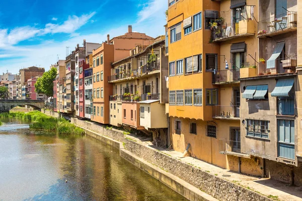 Casas coloridas em girona — Fotografia de Stock