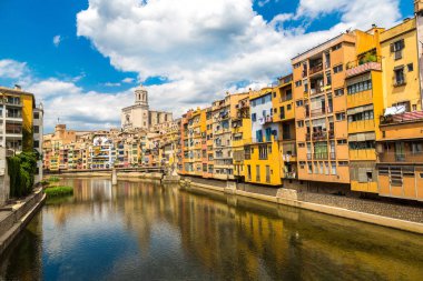 Girona renkli evleri