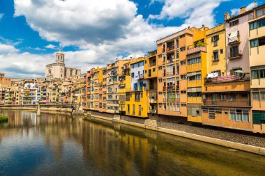 Girona renkli evleri