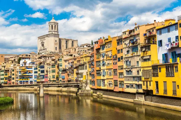 Casas coloridas em girona — Fotografia de Stock